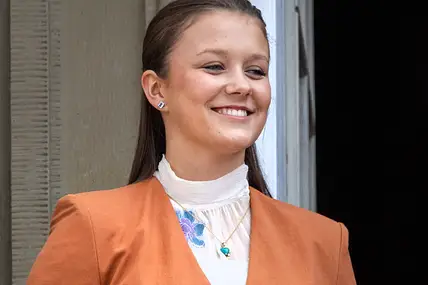 Prinzessin Isabella lächelt in die Ferne.