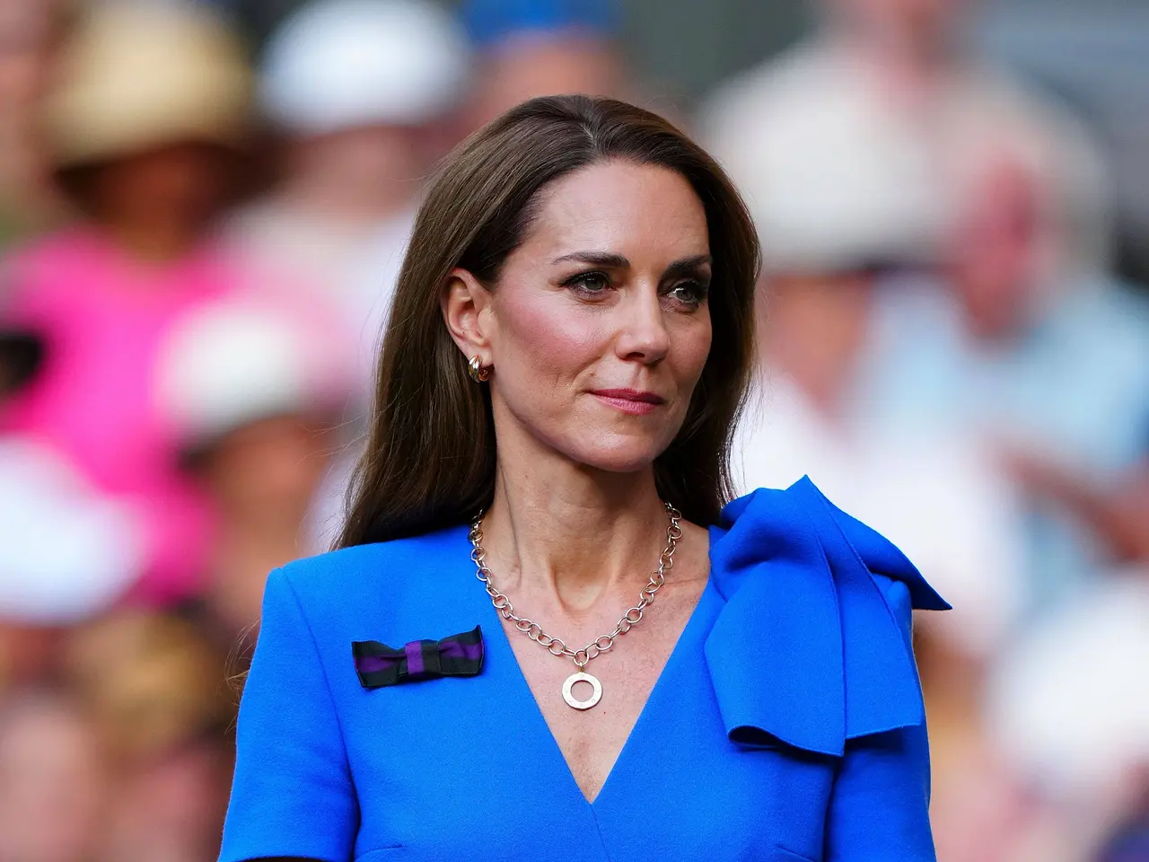 prinzessin-kate-krebsdiagnose-imago1064149130 Prinzessin Kate trägt ein blaues Kleid und lächelt sanft. Sie wirkt in Gedanken verloren. - Foto: IMAGO / Shutterstock