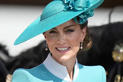 Prinzessin Kate im türkisen Kostüm mit passendem Hut.