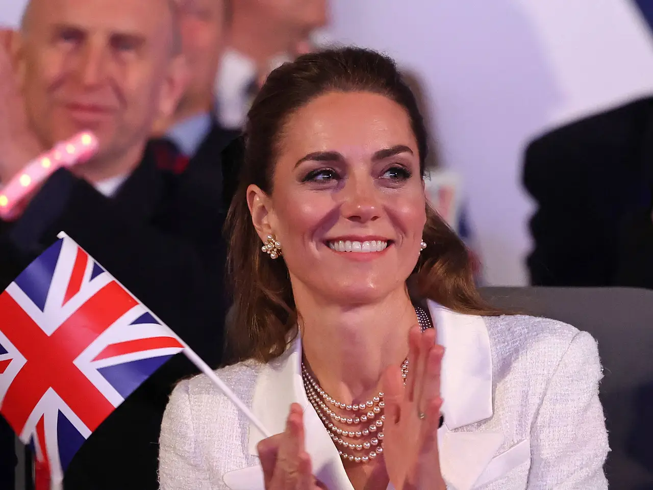 Prinzessin Kate spricht offen nach Krebskampf Prinzessin Kate klatscht mit einer Großbritannien-Flagge in der Hand. - Foto: IMAGO / Avalon.red