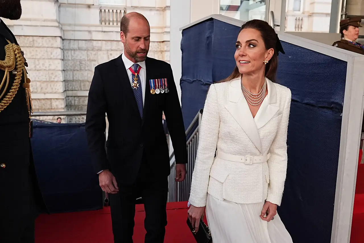 prinzessin-kate-prinz-william-liebe-torpediert-imago817173241 Prinz William und Prinzessin Kate in London. Sie trägt ein weißes Kostüm, er einen schwarzen Anzug. - Foto: IMAGO / i Images