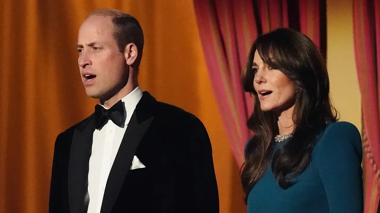Prinz William und Prinzessin Kate zusammen bei einem Gala-Auftritt Kate und William sichtlich überrascht und erschrocken auf einer Gala - Foto: Aaron Chown - WPA Pool/Getty Images