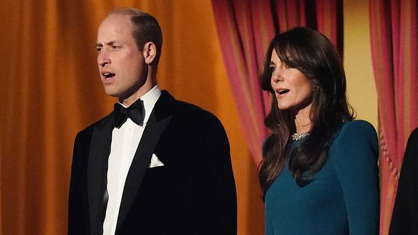 Kate und William sichtlich überrascht und erschrocken auf einer Gala - Foto: Aaron Chown - WPA Pool/Getty Images