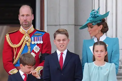 Prinzessin Kate blickt ihren Sohn George besorgt an. Auch sein Papa William und Schwester Charlotte sehen ernst aus.