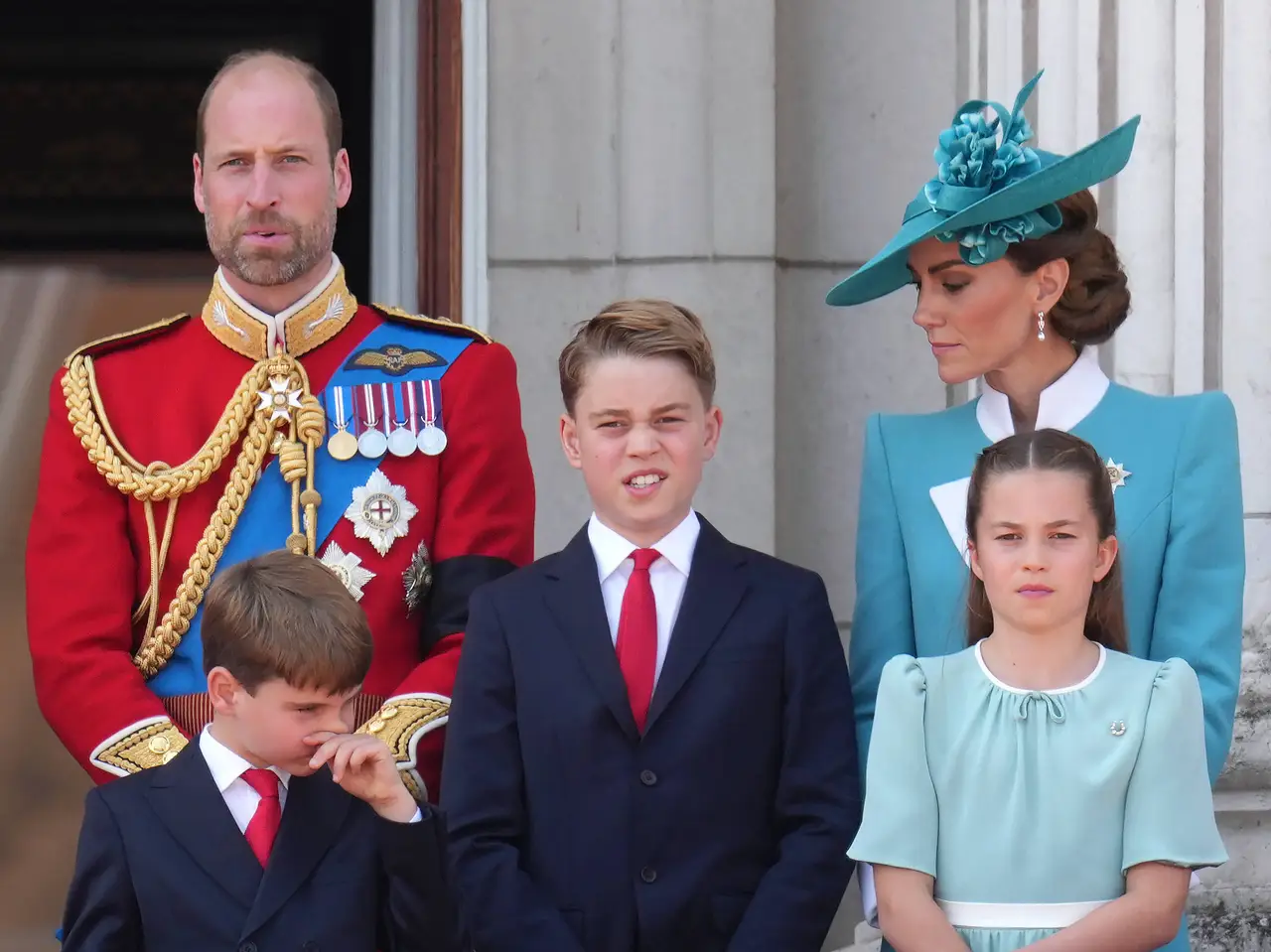 prinzessin-kate-sorge-um-sohn-george-imago822292937 Prinzessin Kate blickt ihren Sohn George besorgt an. Auch sein Papa William und Schwester Charlotte sehen ernst aus. - Foto: IMAGO / Spotlight Royal