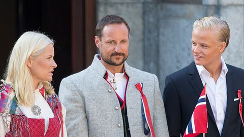 Prinzessin Mette Marit, Haakon und Marius - Foto:  Mark Cuthbert/UK Press via Getty Images