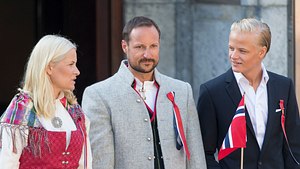 Mette Marit, Prinz Haakon und Marius Borg - Foto: Getty Images / Mark Cuthbert