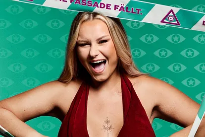 Sarah-Jane Wollny posiert mit offenem Mund für "Promi Big Brother"