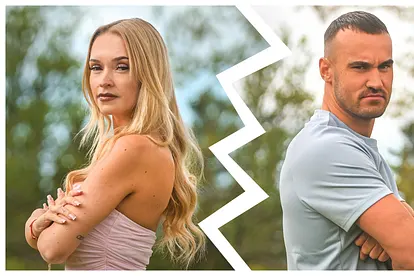 Justyna und Adrian posieren mit verschränkten Armen für "Prominent getrennt", das Bild ist in der Mitte durch einen Blitz getrennt