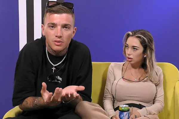 Giuliano und Ariel sitzen bei dem Format "Love Fool", gemeinsam auf einer gelben Couch und scheinen eine hitzige Diskussion zu führen
