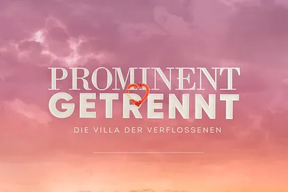 Ein Himmel mit bunten Wolken, davor der Schriftzug "Prominent Getrennt - Die Villa der Verflossenen".