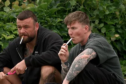 Felix und Jonny rauchen bei "Prominent getrennt" jeweils eine Zigarette