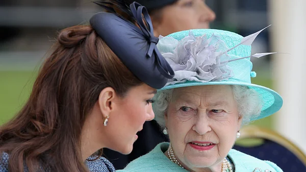 Queen Elizabeth und Herzogin Kate