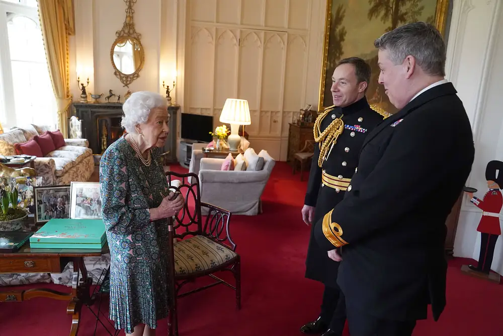 Queen Elizabeth II mit Rear Admiral James Macleod und Major General Eldon Millar Queen Elizabeth II mit Rear Admiral James Macleod und Major General Eldon Millar