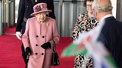 Queen Elizabeth mit Gehstock