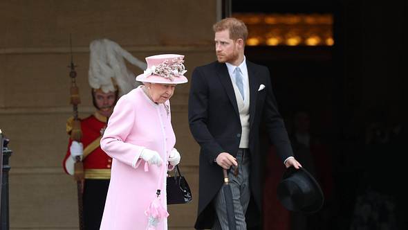 Queen Elizabeth & Prinz Harry - Foto: Imago