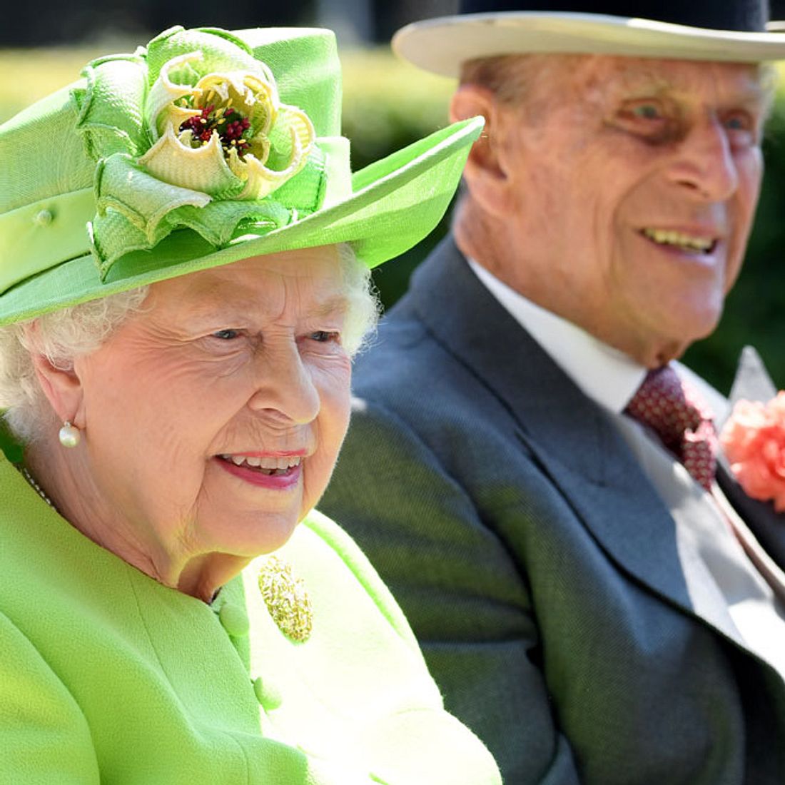 Queen Elizabeth II: Jetzt greift sie bei Prinz Philip ...