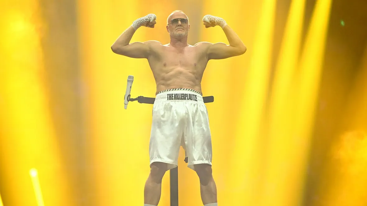 Stefan Raab posiert als Bodybuilder