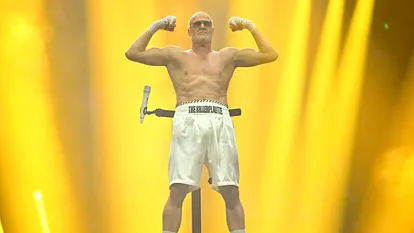 Stefan Raab posiert als Bodybuilder