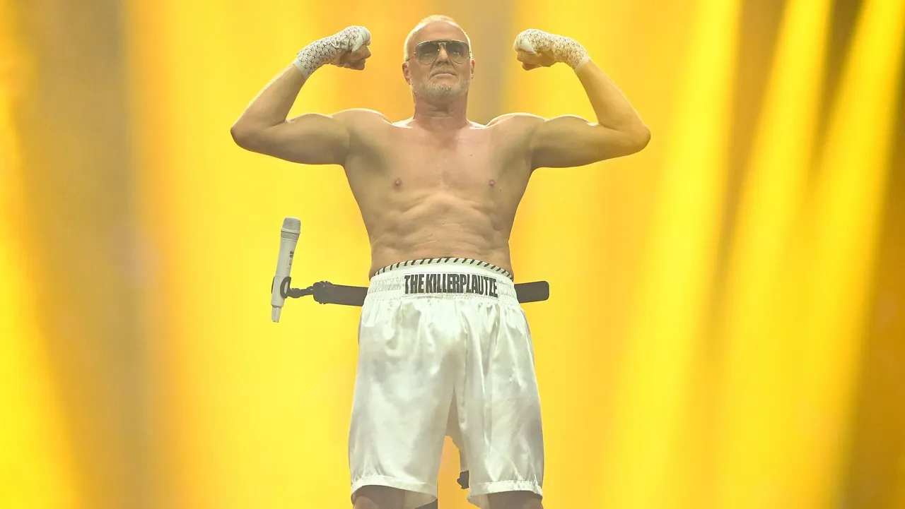 Raab zeigt seine Muskeln Stefan Raab posiert als Bodybuilder - Foto: Raab Entertainment / Willi Weber