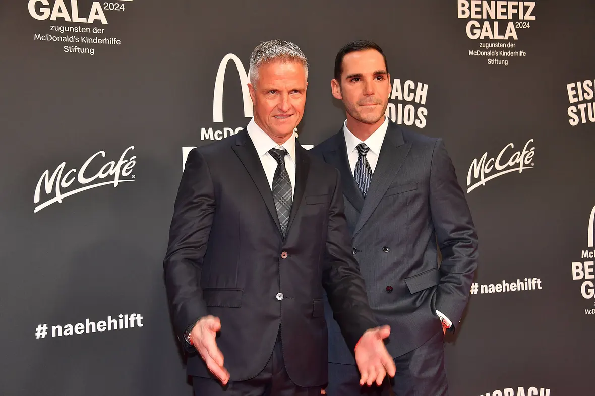 Ralf Schumacher und Etienne Bousquest-Cassagne posieren auf dem roten Teppich.