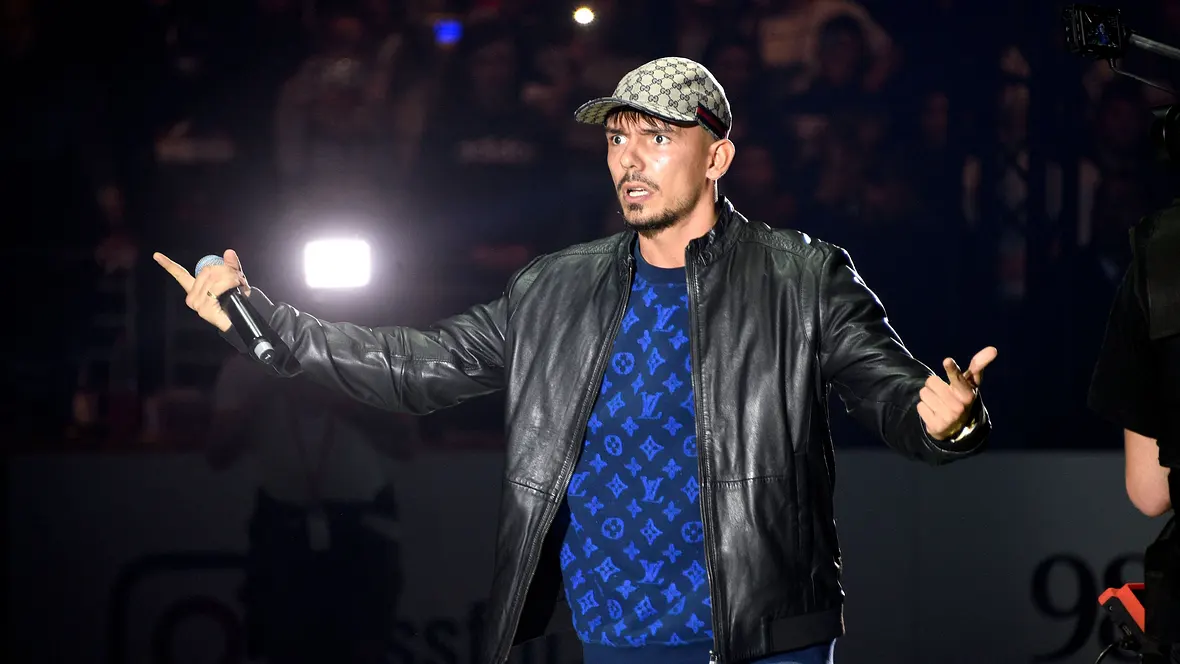Rapper Capital Bra auf der Bühne. Jetzt bestätigt er die Trennung von seiner Ehefrau