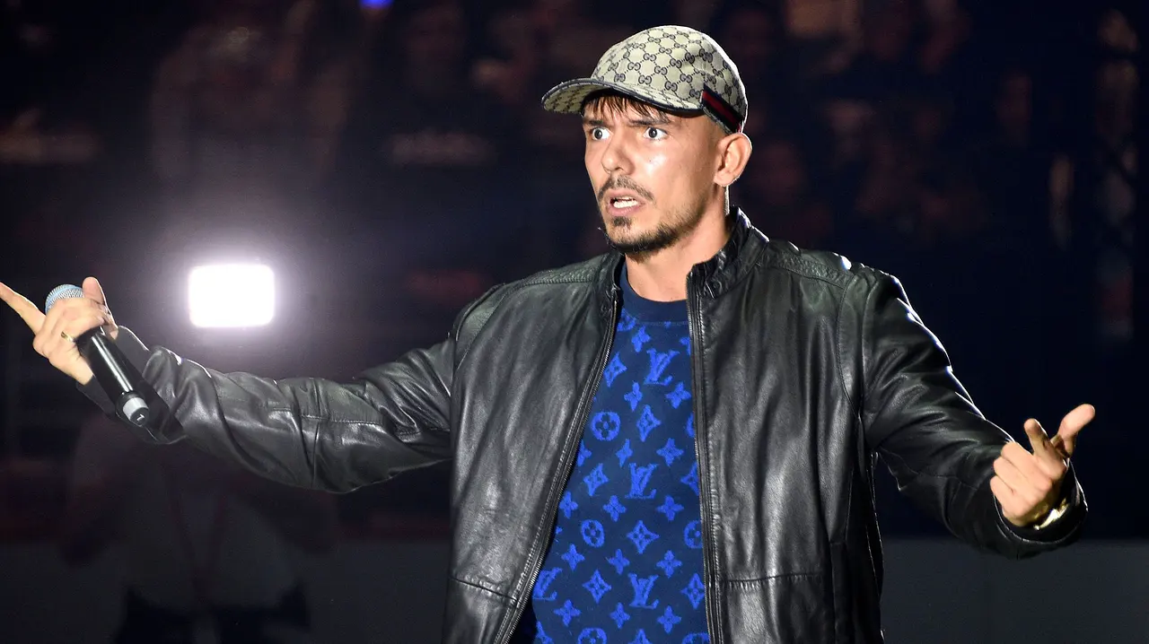 Capital Bra: Trennung von Ehefrau Rapper Capital Bra auf der Bühne. Jetzt bestätigt er die Trennung von seiner Ehefrau - Foto: IMAGO / Future Image