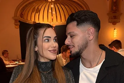 Rebecca Ries und Göktug Göker schauen sich an