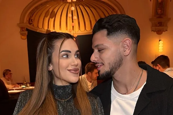 Rebecca Ries und Göktug Göker schauen sich an