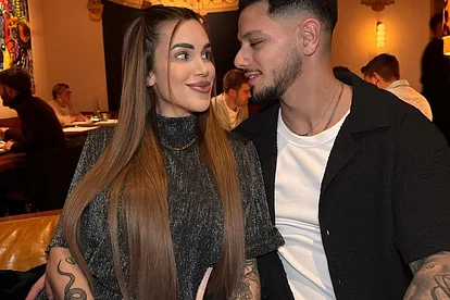 Rebecca und Gök schauen sich verliebt in die Augen.
