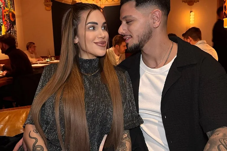 Rebecca und Gök schauen sich verliebt in die Augen.