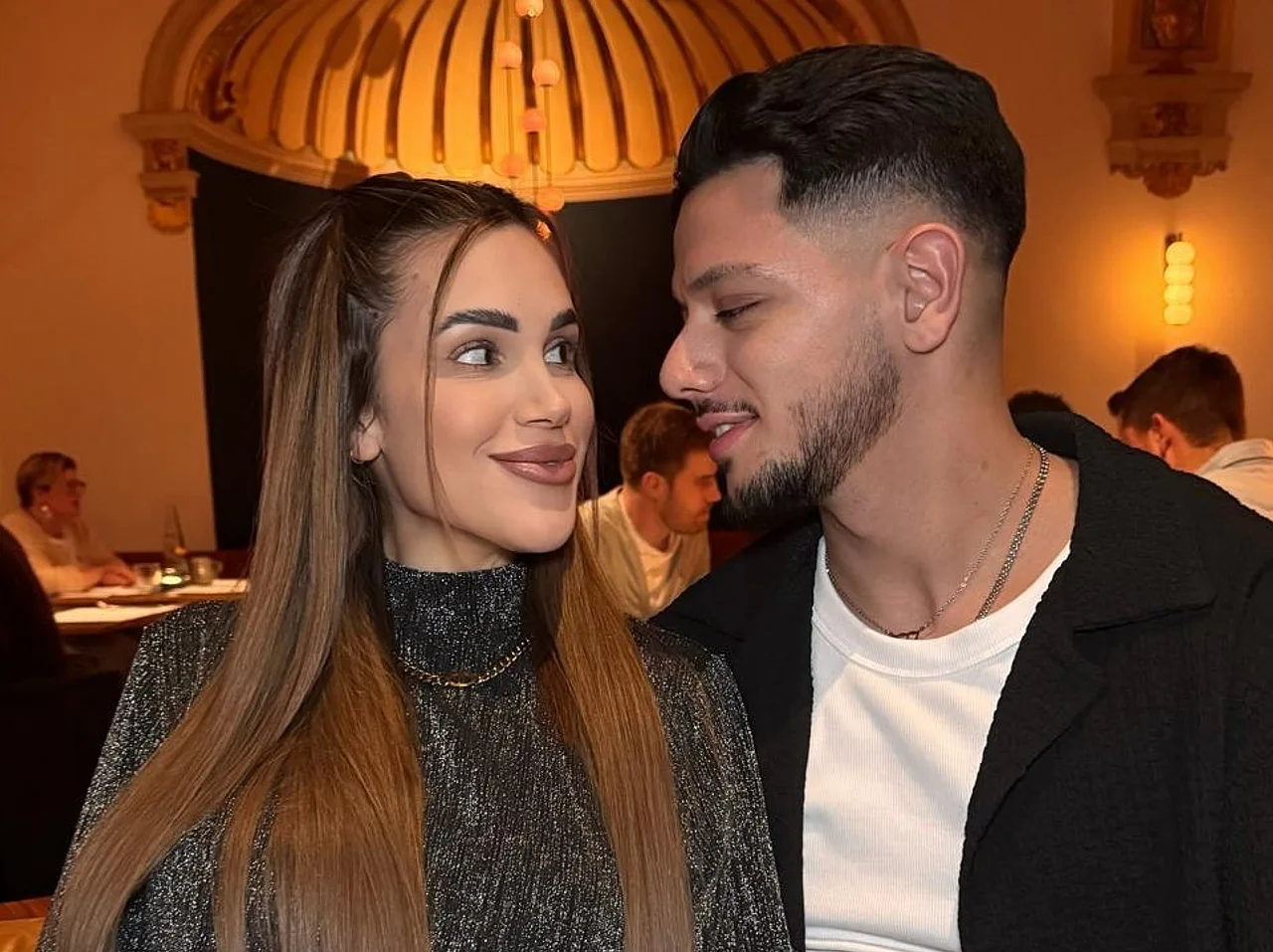 rebecca ries goktug goker sind getrennt Rebecca Ries und Göktug Göker schauen sich an - Foto: Instagram/whoisbeccs