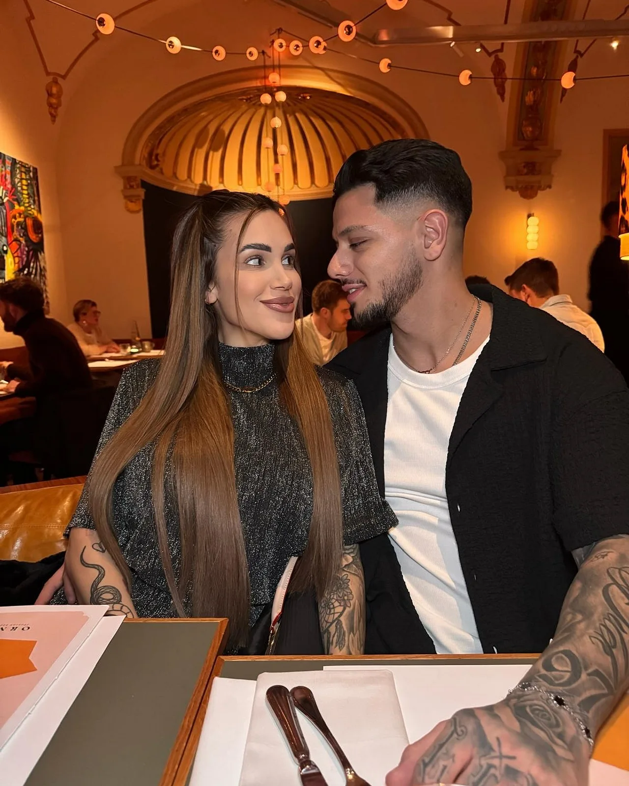 rebecca ries goktug goker vor geburt nachster schritt Rebecca und Gök schauen sich verliebt in die Augen - ein Foto aus guten Zeiten. - Foto: Instagram/whoisbeccs