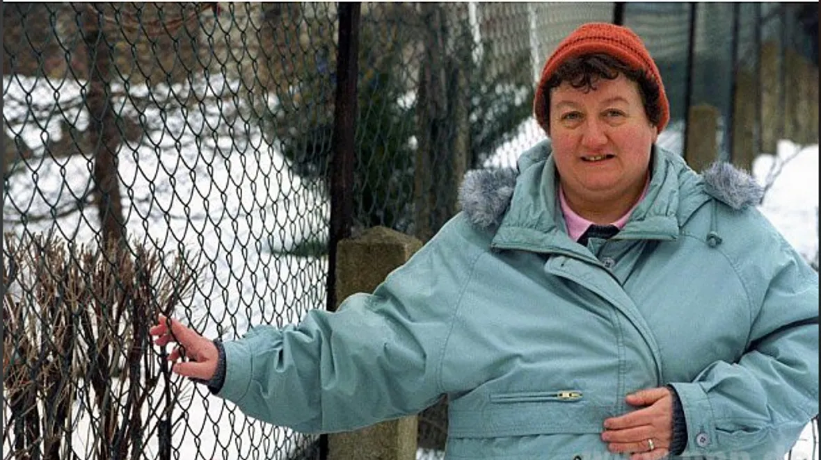 Regina Zindler heute mit ihrem Maschendrahtzaun