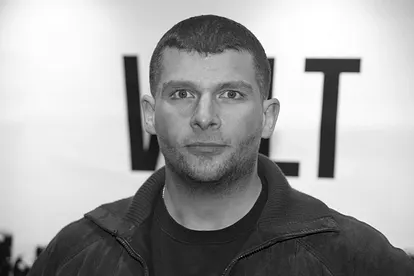 Porträtaufnahme von Tarek Ehlail, der ernst in die Kamera schaut