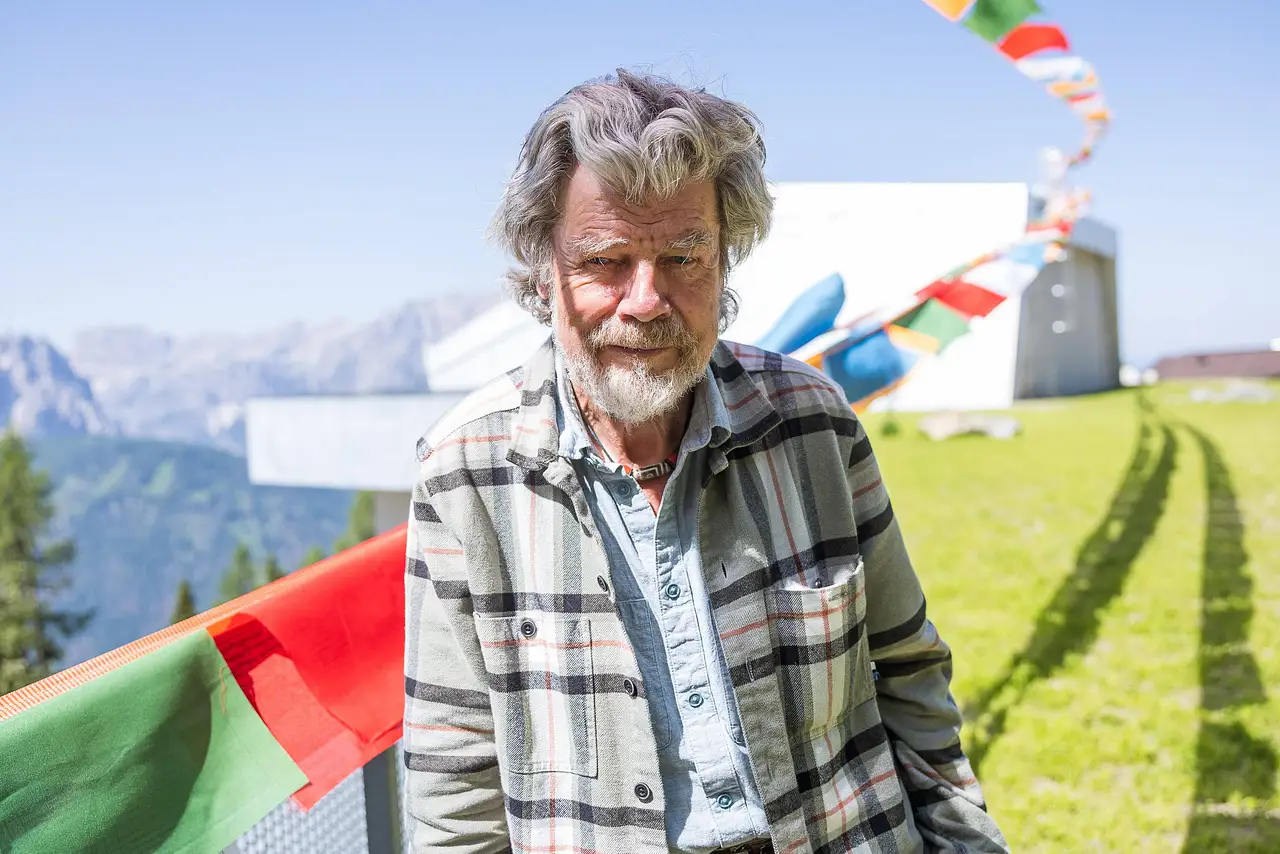 reinhold-messner-laesst-alle-hinter-sich-imago823279584 Reinhold Messner lächelt leicht in die Kamera. - Foto: IMAGO / Eibner Europa