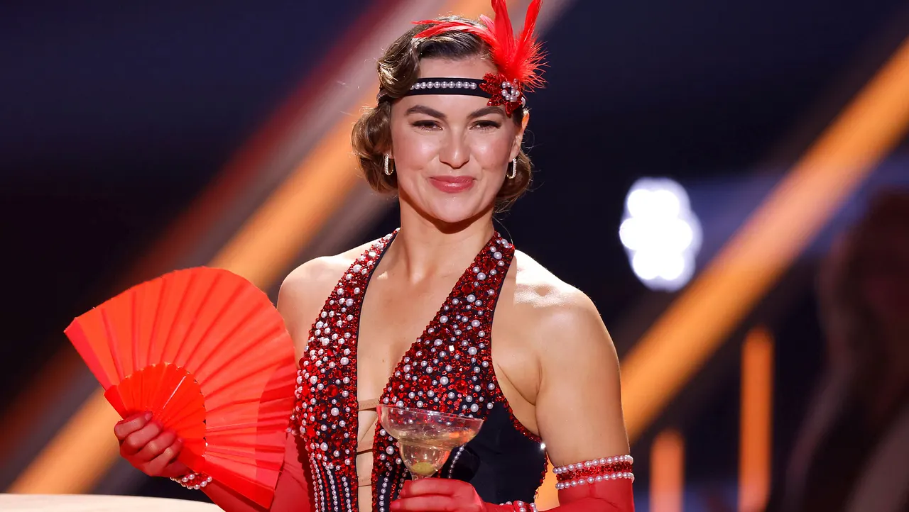 Renata Lusin bei "Let's Dance" Renata Lusin bei Lets Dance - sie lächelt ins Publikum - Foto: IMAGO / Panama Pictures