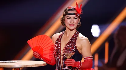 Renata Lusin bei "Let's Dance" - sie lächelt ins Publikum