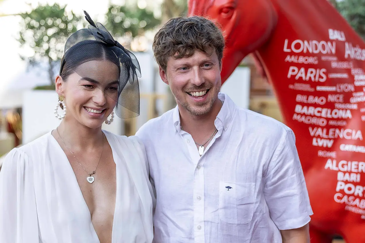 renata-valentin-lusin-sorge-um-stella Renata und Valentin Lusin posieren in weißen Outfits für die Kameras. - Foto: IMAGO / BREUEL-BILD