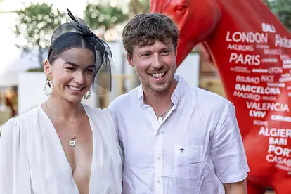 Renata und Valentin Lusin posieren in weißen Outfits für die Kameras.