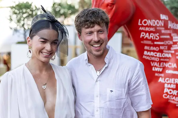 Renata und Valentin Lusin posieren in weißen Outfits für die Kameras.
