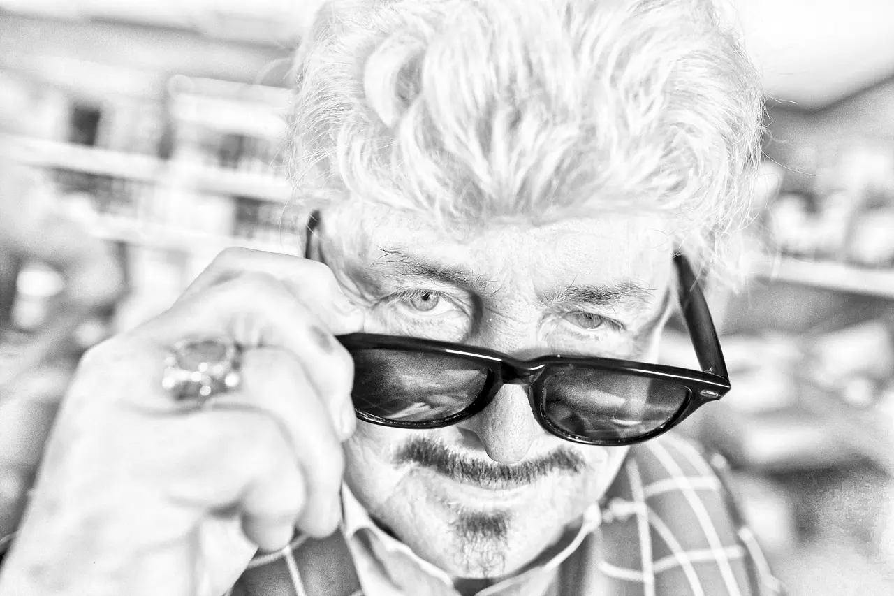rene-pascal-todesursache René Pascal, wie Fans ihn kannten und liebten: Der Kult-Star steht in der Kneipe und schaut über die Ränder seiner Sonnenbrille. - Foto: IMAGO / biky