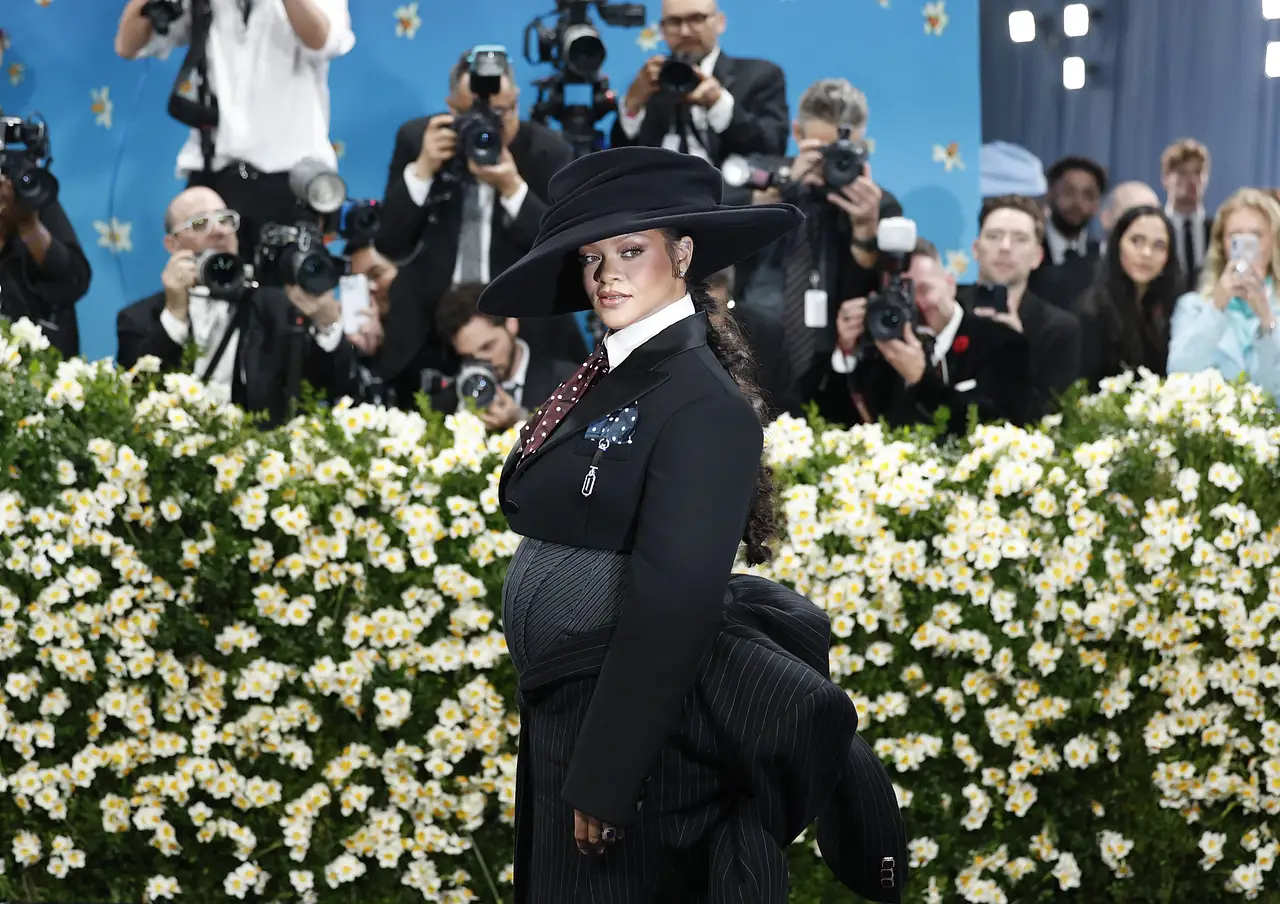 rihanna schwanger met gala action 10 82940783 Rihanna schwanger bei der Met Gala. - Foto: John Angelillo/UPI Photo via Newscom/upiphotosthree071821/UPI/Newscom/SIPA/2505060450
