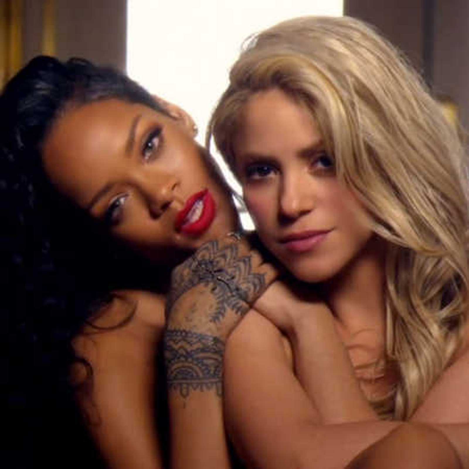 Shakira & Rihanna: Gemeinsam nackt im Bett InTouch.