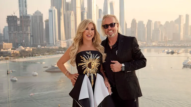 Carmen und Robert Geiss posieren vor Glamour-Kulisse