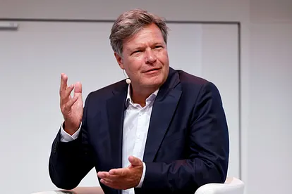 Robert Habeck gestikuliert auf einer Bühne.