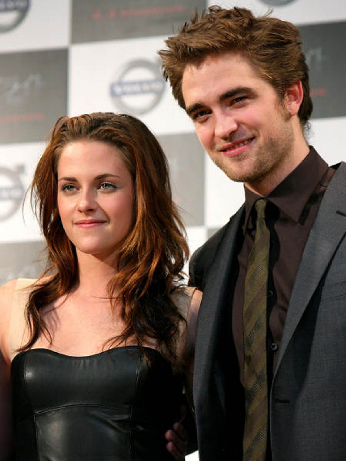 Robert Pattinson &amp; Kristen StewartAus der unschuldigen Kristen Stewart alias Bella ist eine Frau geworden. Bei einer Pressekonferenz in Tokio kam sie in einem sexy Lederdress - sehr zur Freude ihres Freundes Robert.