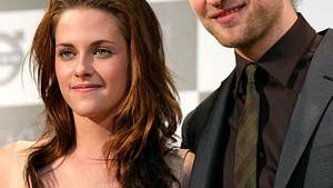 Robert Pattinson &amp; Kristen StewartAus der unschuldigen Kristen Stewart alias Bella ist eine Frau geworden. Bei einer Pressekonferenz in Tokio kam sie in einem sexy Lederdress - sehr zur Freude ihres Freundes Robert. - Foto: GettyImages