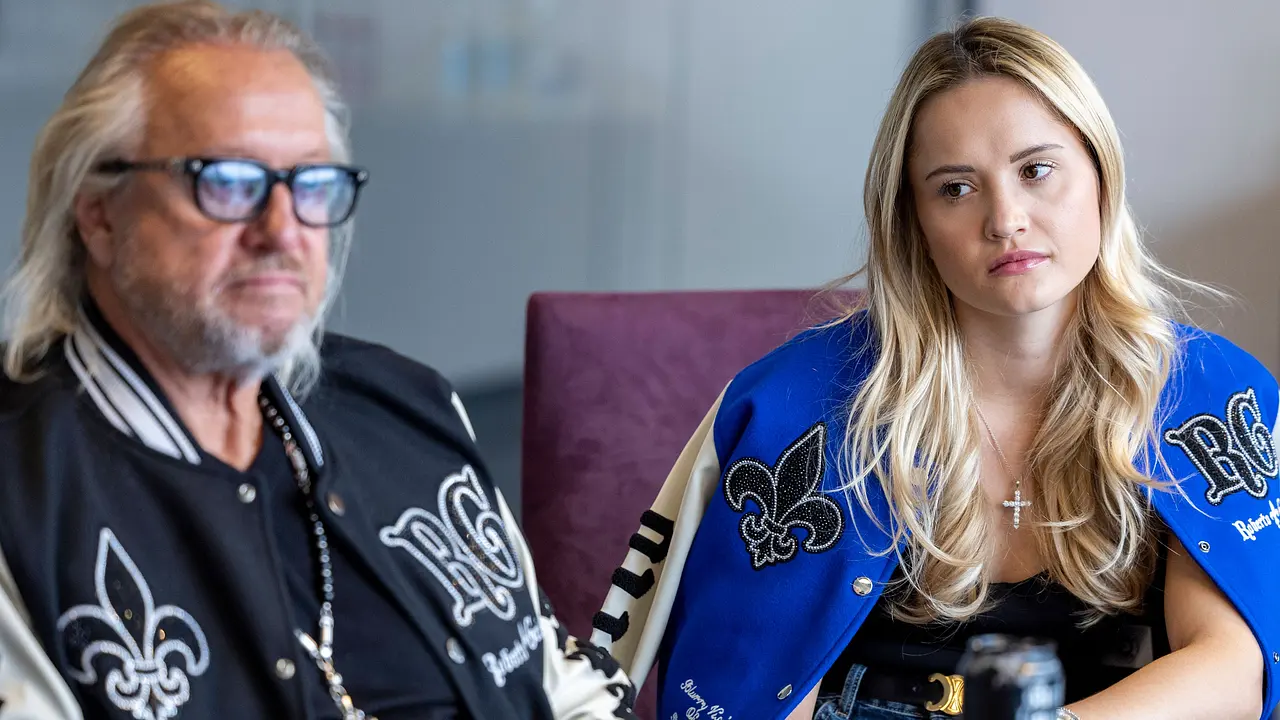 Robert und Davina Geiss Robert und Davina Geiss schauen in die Ferne - Foto: IMAGO / Smith
