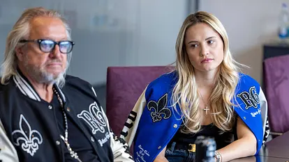 Robert und Davina Geiss schauen in die Ferne